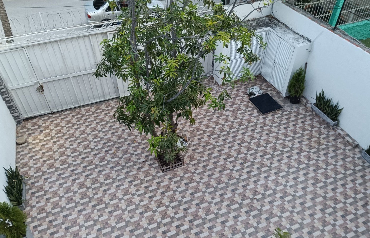 Terraza Parqueos en primer piso edificio en venta cerca al mar